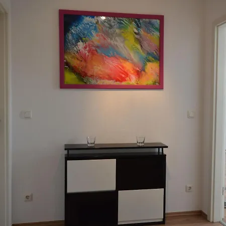 Сasa de vacaciones Comfortable Upstairs With A Sunny Terrace In A Quiet, Wooded Area