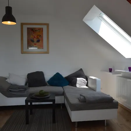 Comfortable Upstairs With A Sunny Terrace In A Quiet, Wooded Area *