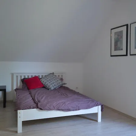 Сasa de vacaciones Comfortable Upstairs With A Sunny Terrace In A Quiet, Wooded Area *