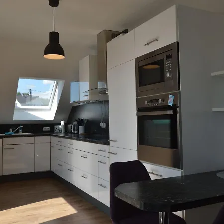 Сasa de vacaciones Comfortable Upstairs With A Sunny Terrace In A Quiet, Wooded Area *