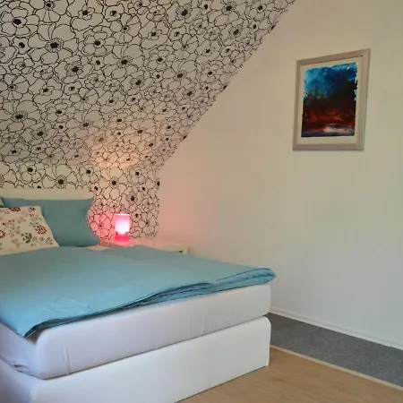 Сasa de vacaciones Comfortable Upstairs With A Sunny Terrace In A Quiet, Wooded Area Orsfeld