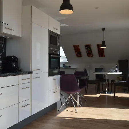 Сasa de vacaciones Comfortable Upstairs With A Sunny Terrace In A Quiet, Wooded Area *