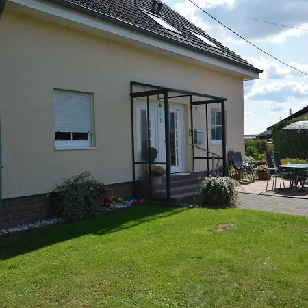 Сasa de vacaciones Comfortable Upstairs With A Sunny Terrace In A Quiet, Wooded Area