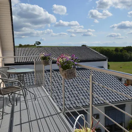 Сasa de vacaciones Comfortable Upstairs With A Sunny Terrace In A Quiet, Wooded Area