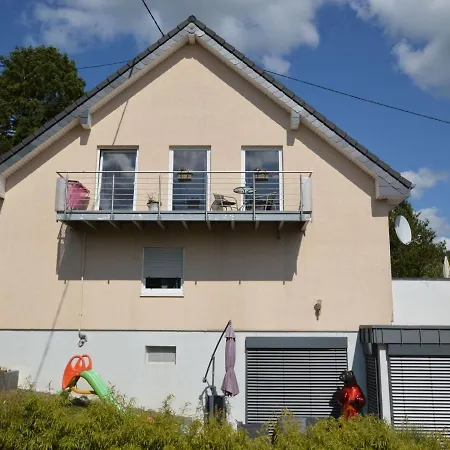 Comfortable Upstairs With A Sunny Terrace In A Quiet, Wooded Area *